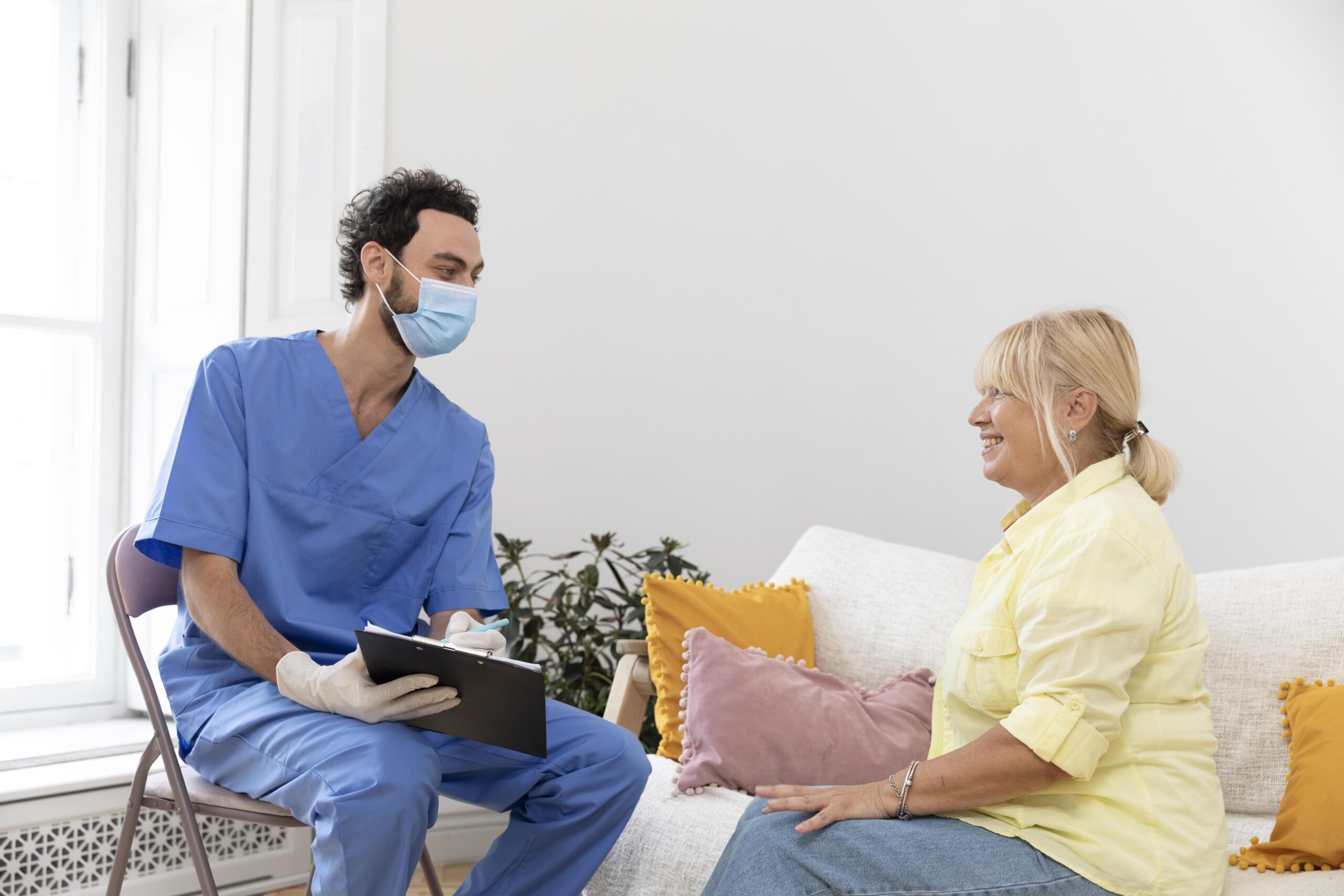 close-up-pacient-talking-doctor-about-vaccine close-up-pacient-talking-doctor-about-vaccine